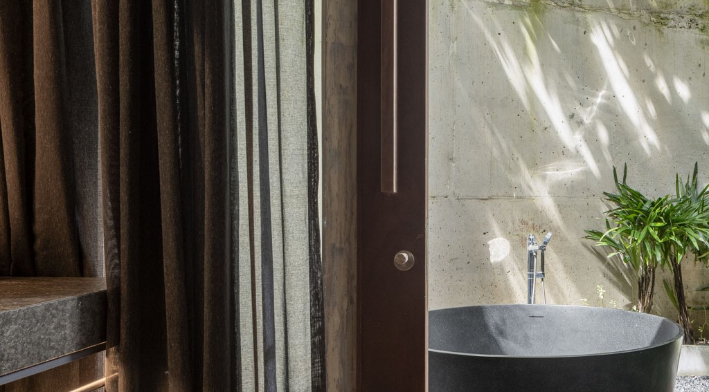 Deluxe King With Bathtub