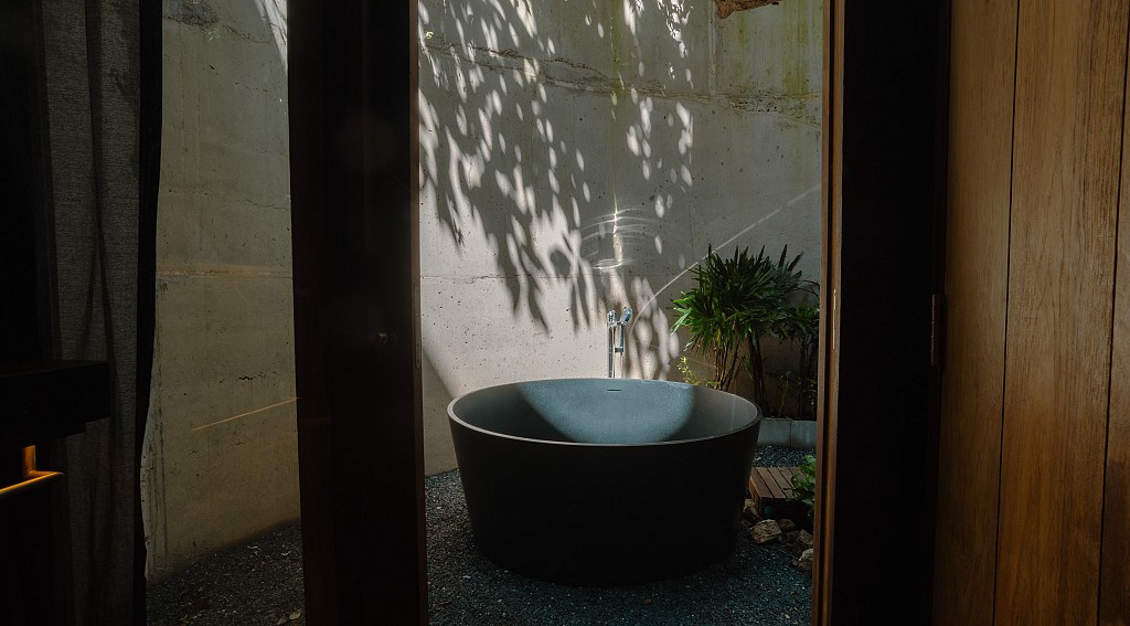 Deluxe King With Bathtub