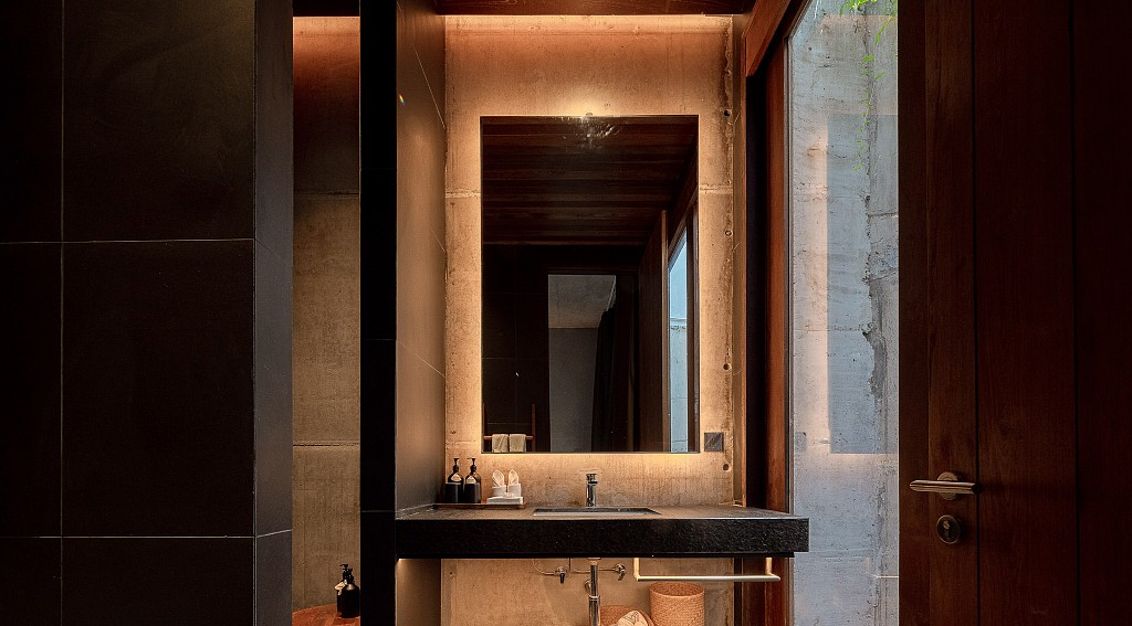 Deluxe King With Bathtub